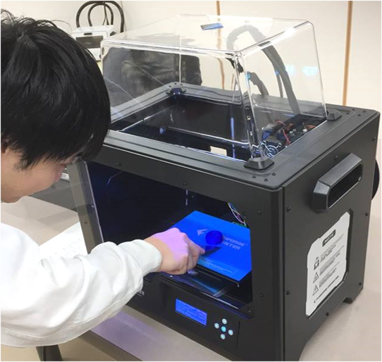 3Dプリンターに治具設定中イメージ