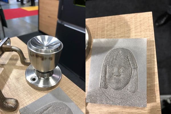 写真右:目が不自由な人向けの写真。写真左:ドアノブに点字を積層加工で後付けしたものの写真