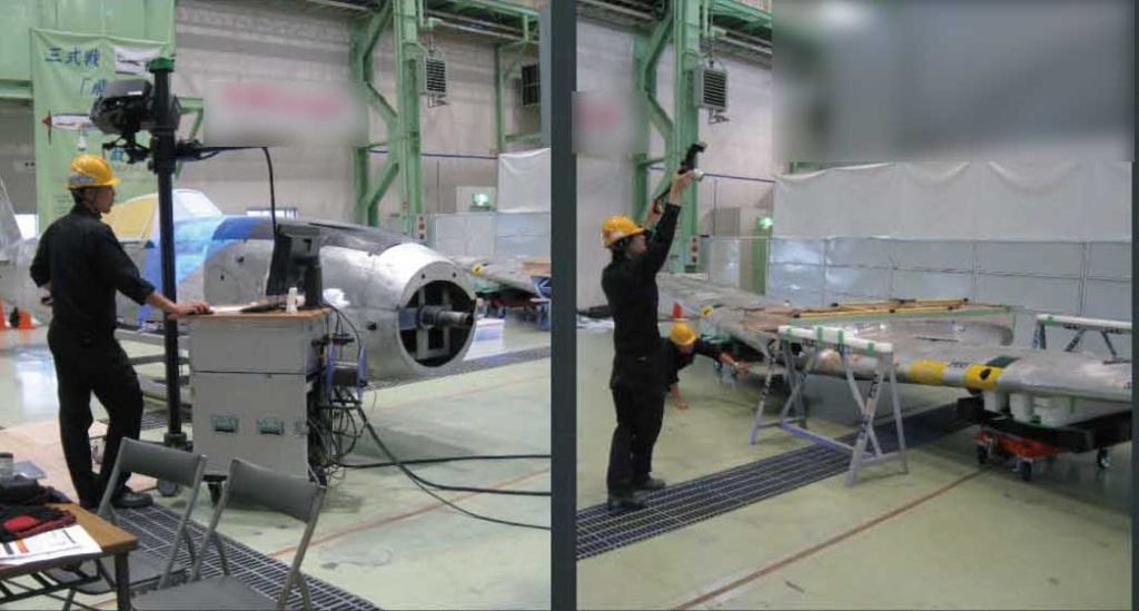 二次大戦時の戦闘機「飛燕」の復元プロジェクトの一環として3Dスキャン中写真