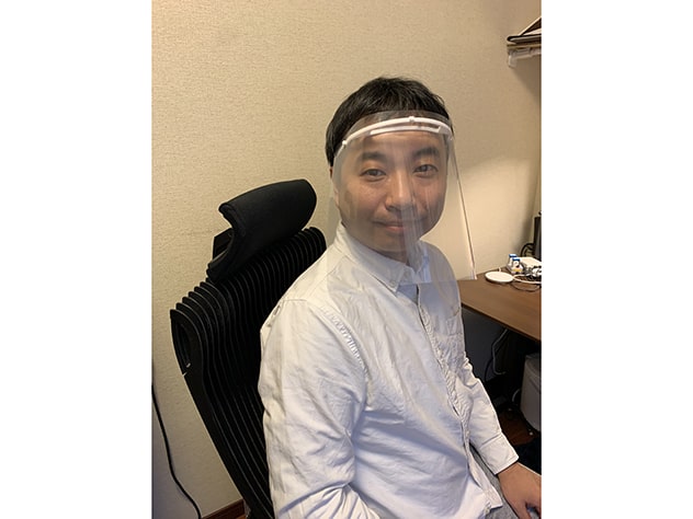 自らが設計したフェイスシールドを装着した道用大介准教授写真