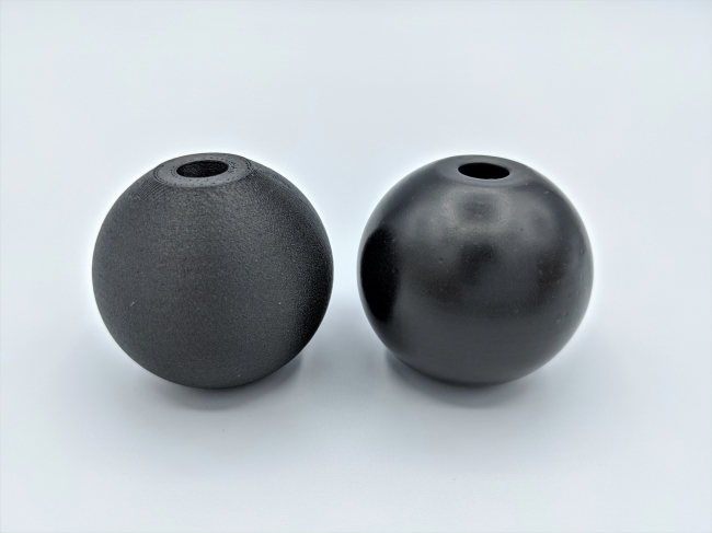 処理前のパーツ(左)とPostPro3Dで表面処理後のパーツ(右)