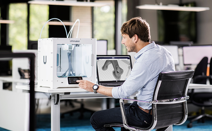 オフィス内でのUltimaker S3の活用イメージ写真