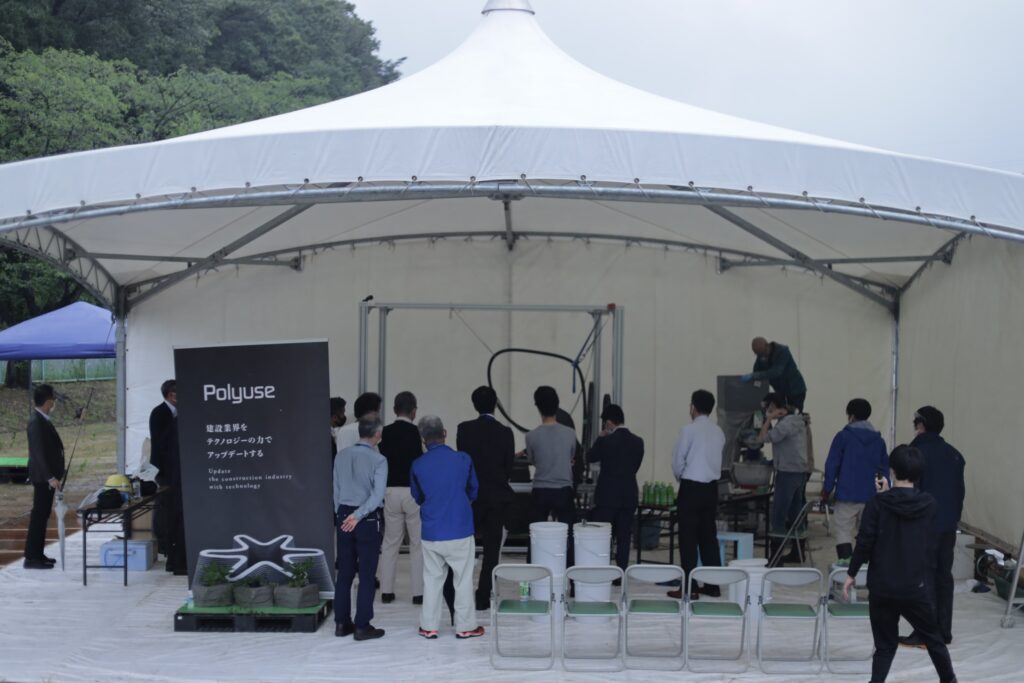 共同実証実験が行われた場所。造形物に対する直射日光を避けるため、全体をテントで被せていた。(写真は、ポリウスより提供)