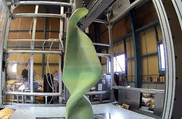 ベンチが造形される様子。一部屋丸ごと3Dプリンターと言っても過言ではない大きさ。