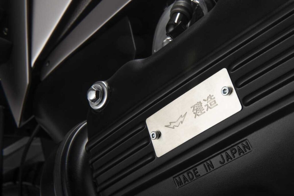 有名な日本人レーサー、健造からとられた、建造という名前のバイク。車体にもネームプレートが取り付けられている。