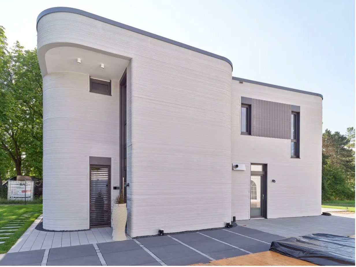 今回のプロジェクトで造形された家の外装。2階建てのコンクリートの家といった外見。積層痕があることを除けば、洗練された普通の家といった印象