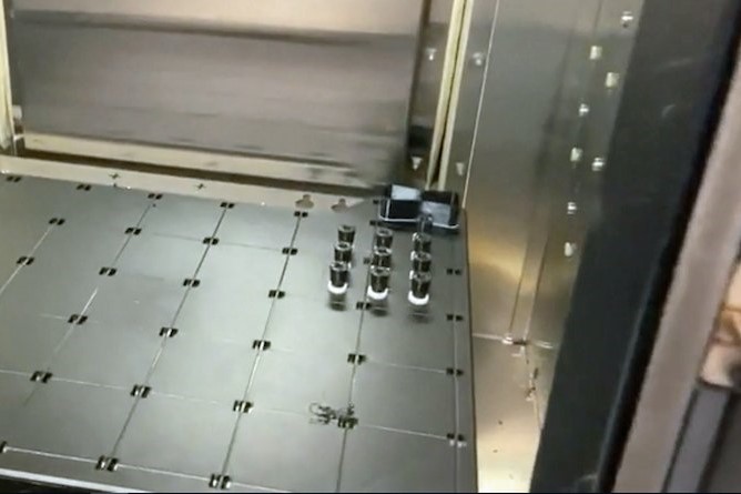 ヘッドライトの穴を塞ぐための特注のスペアパーツ