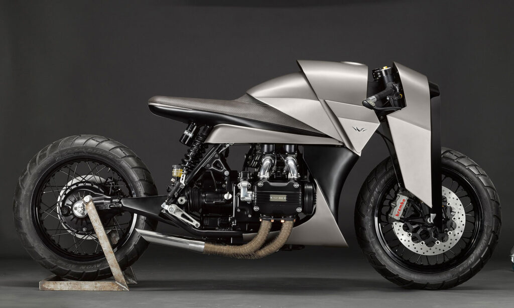 オリジナルモデル、ホンダのゴールドウィングから大きくカスタマイズされたKENZOの横から見た図。前傾姿勢で乗る、未来的なデザインのバイクに仕上がっている。