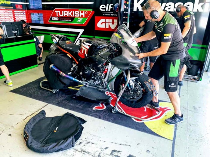 カワサキ ニンジャ ZX-10RRに装着されるカーボンファイバー製のニューフェアリング