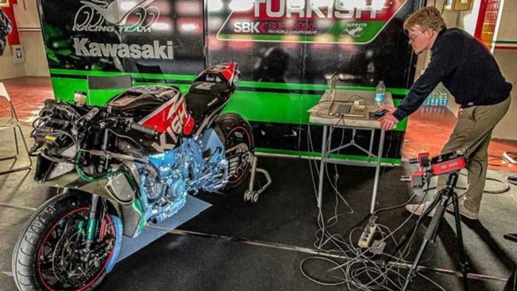 フェアリングを外したむき出しのカワサキ ニンジャ ZX-10RRを3Dスキャンする