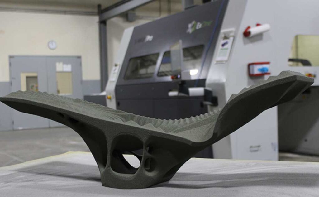 再生コンクリートを用いた造形物。非対称のシーソーの様な形をしており、足は3Dプリンター特有の有機的なくりぬき装飾がなされている。