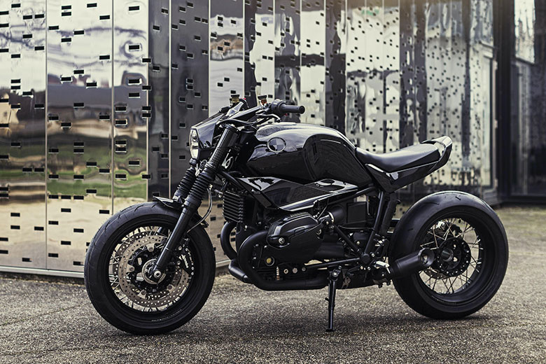 フランスのカスタムバイクメーカー BIVA による 3Dプリンターを駆使したフルカスタム BMW Motorrad R nineT。
漆黒の塗装が施され、オリジナルモデルよりかなりスタイリッシュ。