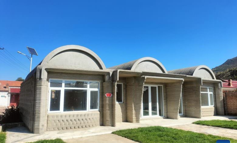 中国の農村部に建設された3Dプリント住宅。積層痕はやはり目立つが、積層痕を逆に生かしたデザインになっている。