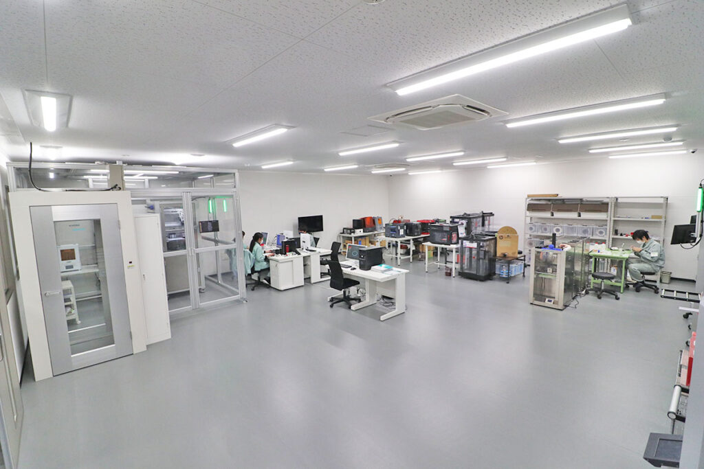 既設16種24台以外にも今後大型装置を設置する計画だというホッティーポリマーの3Dプリンターショールームの内装。部屋の半分ほどのスペースがまだある。