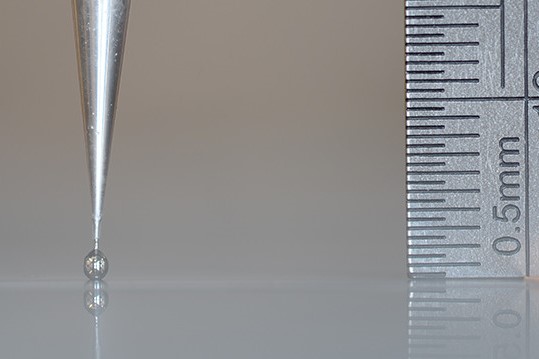 3DプリンターによるOLEDの作製工程。精密でかつ均一な出力がされている。