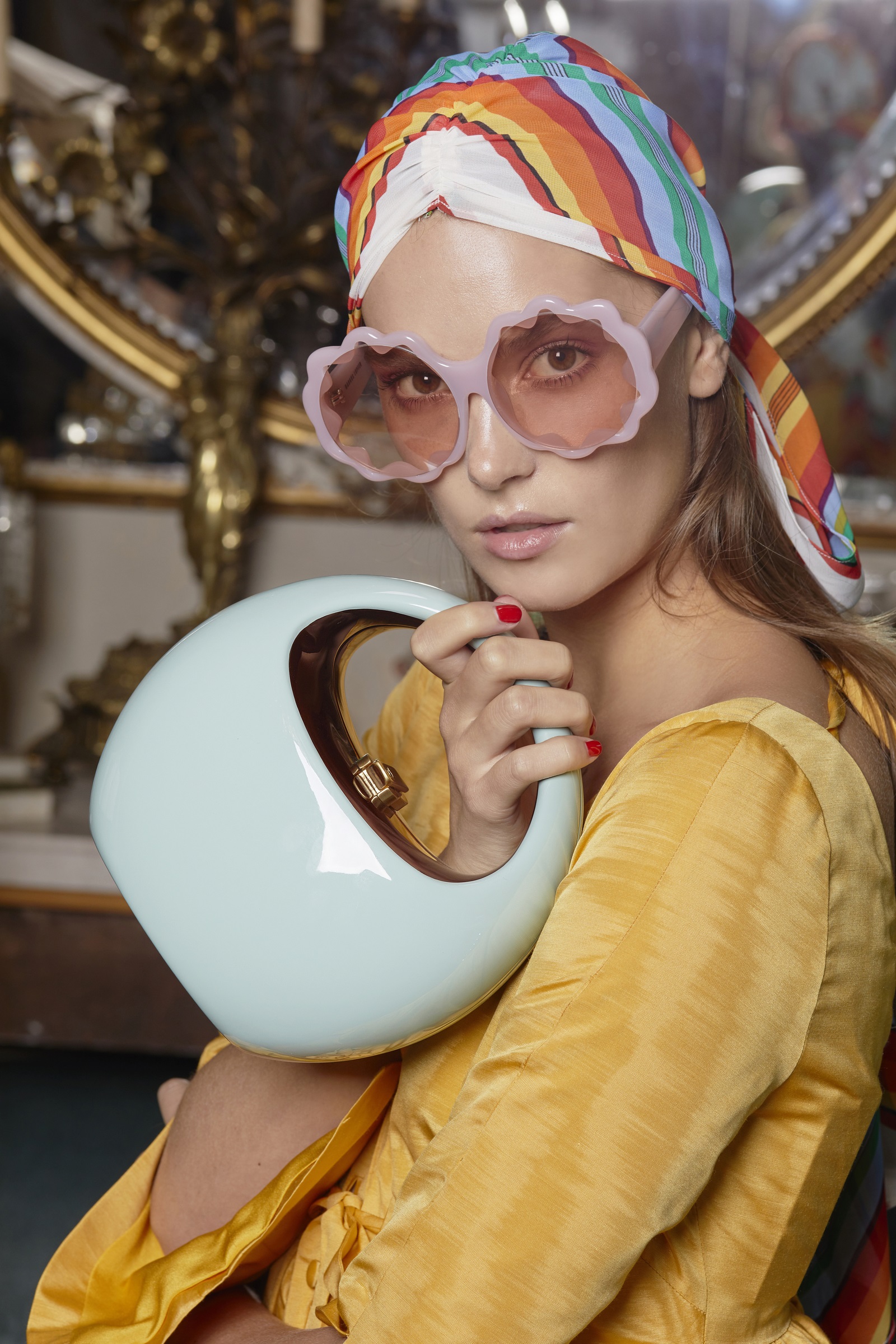 ROCIOの木製ハンドバッグをモデルが持つ写真。