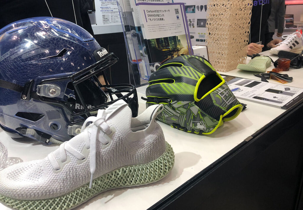 靴や、アメフトのヘルメット、野球のグローブなど、サンプルが並ぶ