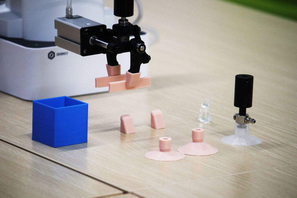 マテハン時に活用されるロボットハンドに装着するアタッチメントをゴムライク樹脂で造形することで食品などの傷みやすい商品も搬送可能になる。ツメタイプ以外にも、エアー吸引で搬送するアタッチメントなどにも活用できる。