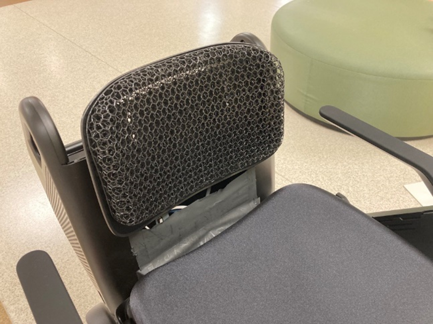 Carbon社の3Dプリンターで造形された、実証実験に使用された車いすのシートにある背面パッド