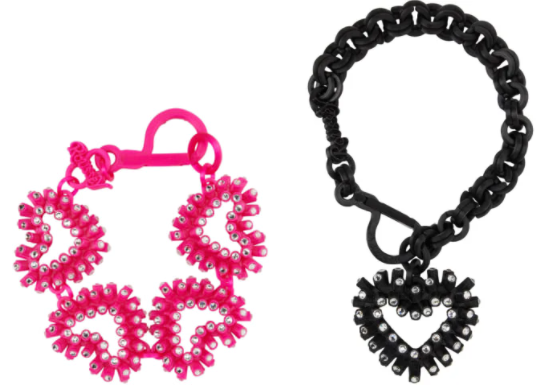 左：SSENSE 限定 ピンク Bae チョーカー　￥42,000　右：SSENSE 限定 グレー Crush ネックレス　 ￥ 36,000（関税と消費税込み）（出典：ECサイト-SSENSE） 