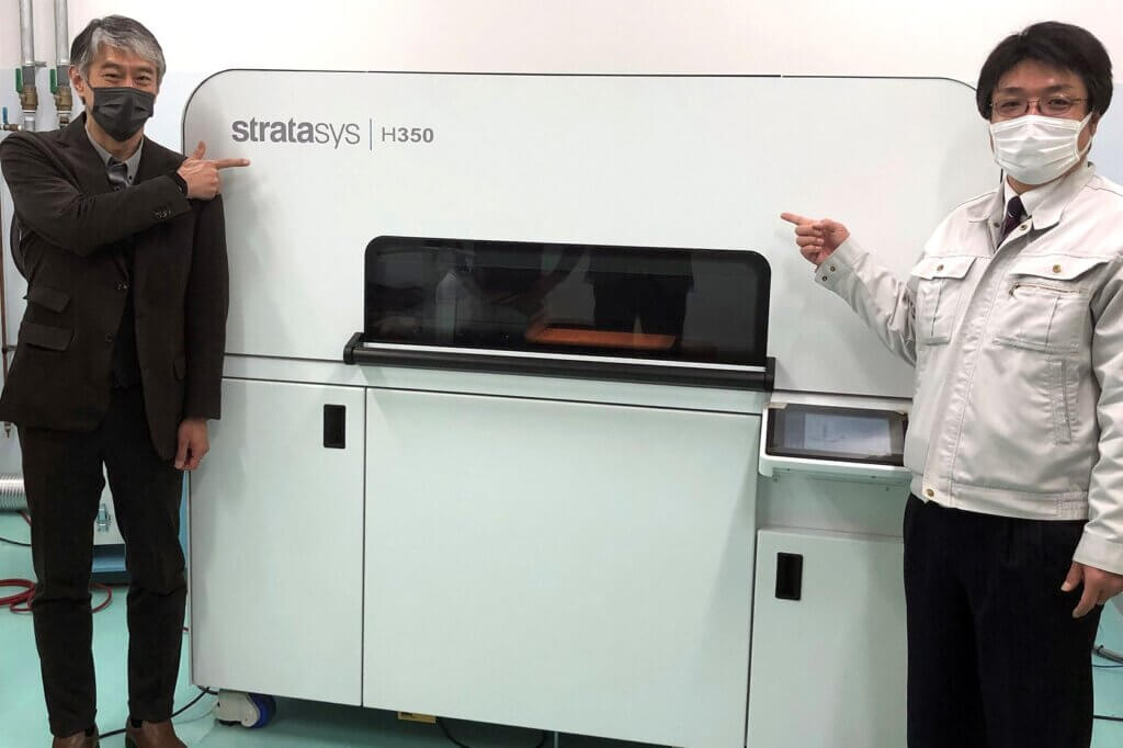 左)ストラタシス・ジャパン 社長 森 道明 (右)クリモト 代表取締役 栗本 英年 氏(出典:Stratasys Japan)