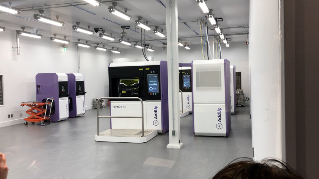 AMアトリエ内の工房。金属3Dプリンターが並ぶ。