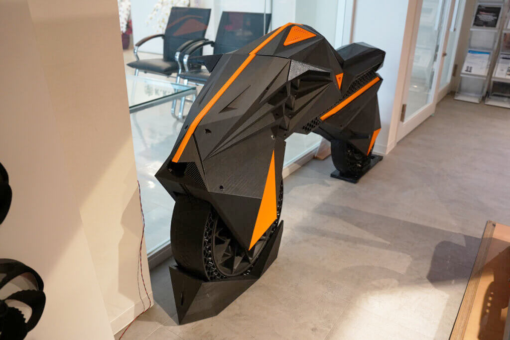 イリスが3ヵ月で製作した、実際に動くことが可能なバイクのモックの画像