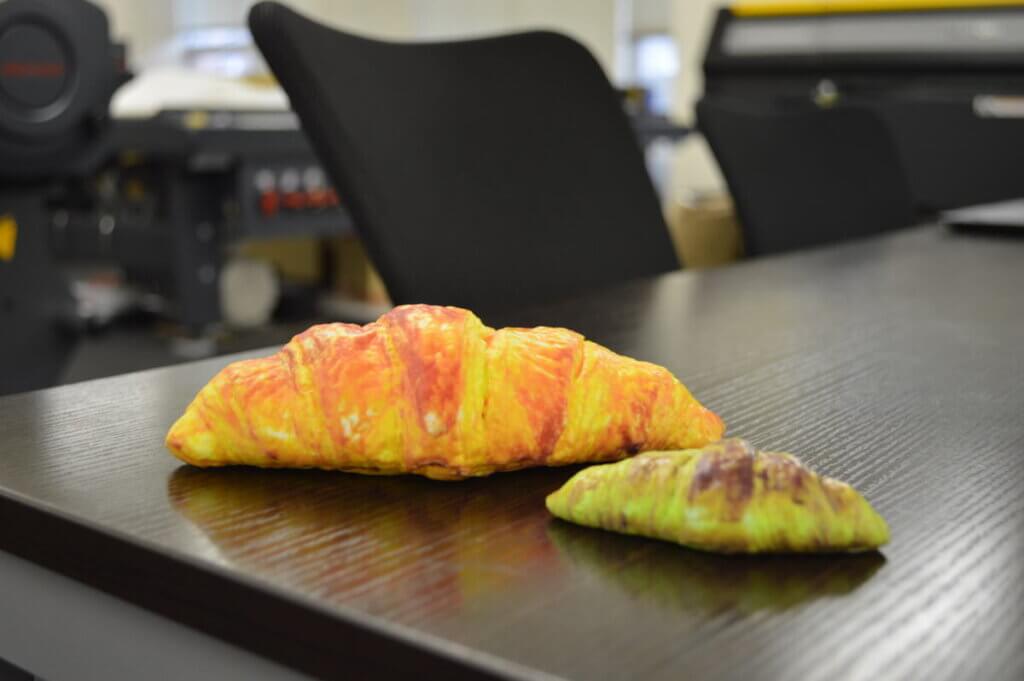 3Dプリンターで制作したクロワッサンの食品サンプル。右のは大きさと色を変えた。