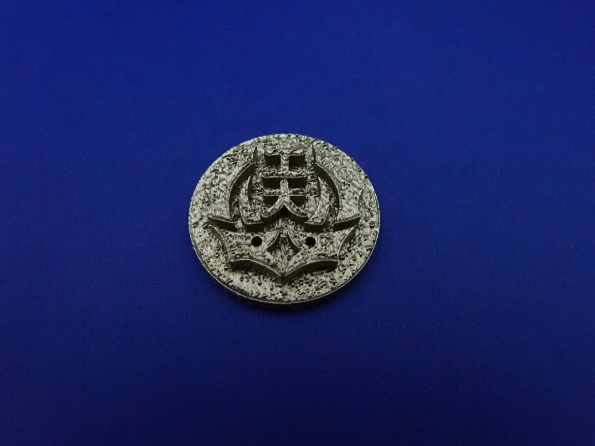 開発したステンレス鋼粉末を用いて造形した名古屋工業大学学章メダル-出展：名古屋工業大学