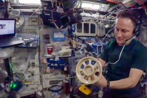 ISSに届けられた血液遠心分離機の部品