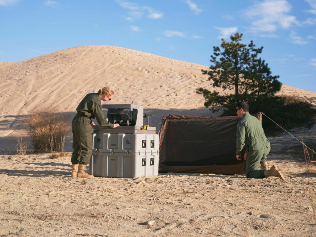 Markforged社の3Dプリンター「X7-FE」を使用する英軍兵士たち。出典：Markforged社.