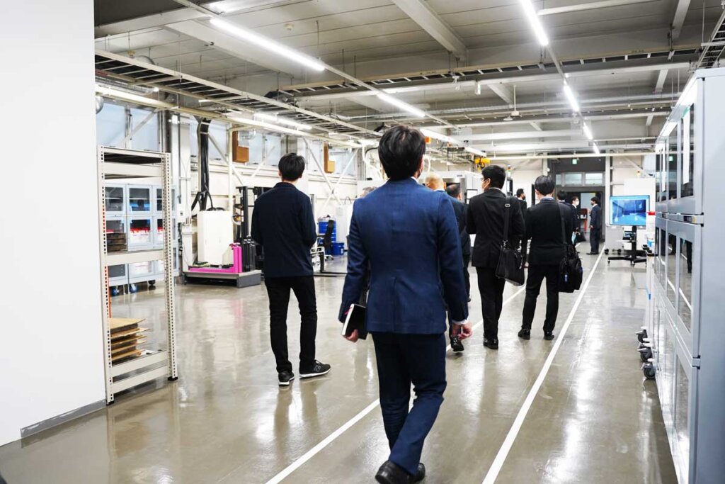 NTTデータ ザムテクノロジーズ DMCの見学風景