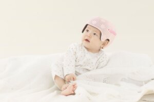 赤ちゃんの頭のゆがみ矯正ヘルメット：クルム