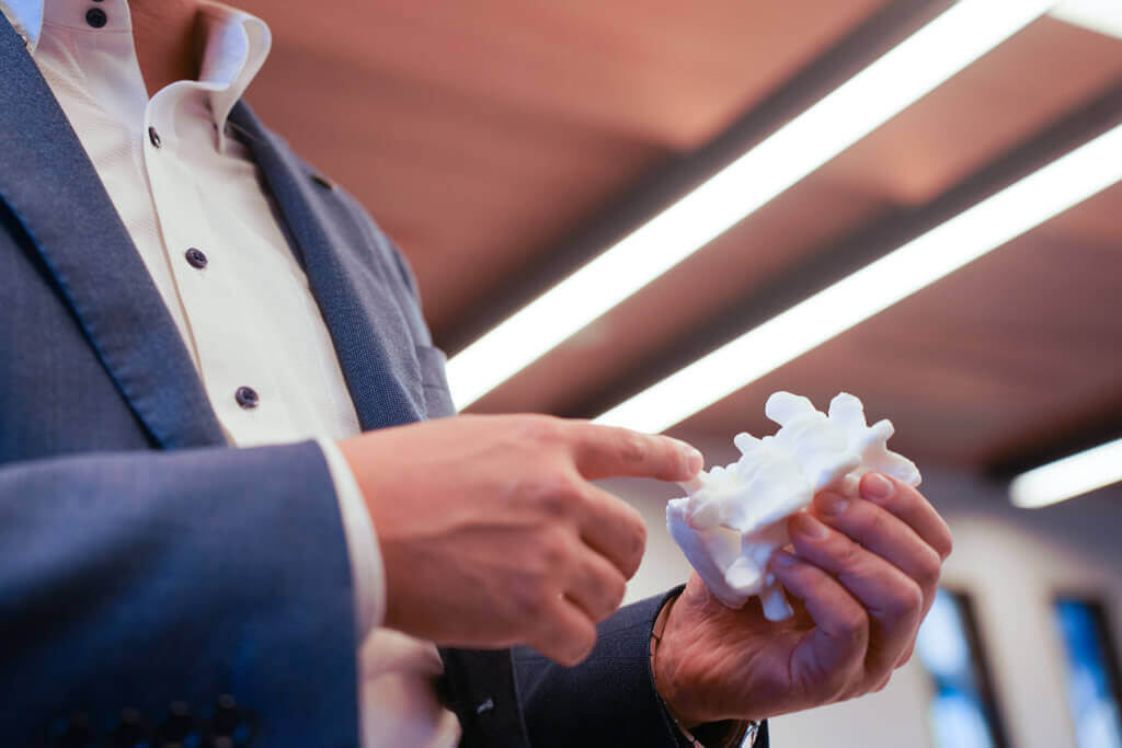 脊椎の4つの骨の一つをかたどった3Dプリンター製人工骨