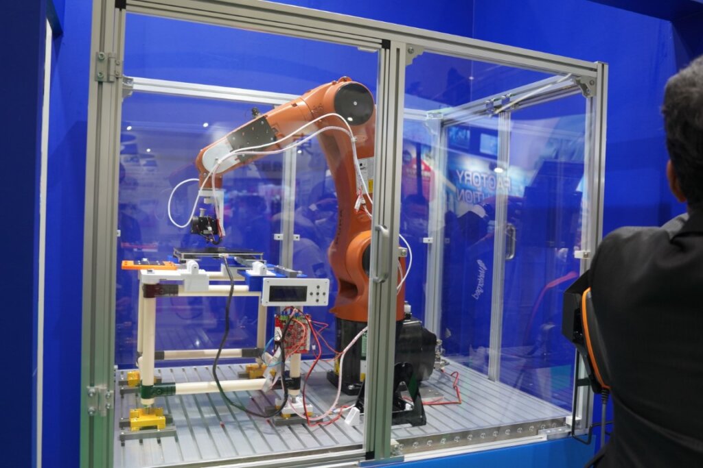 ファソテックが展示していたKUKAのロボットアームを用いた3Dプリント装置