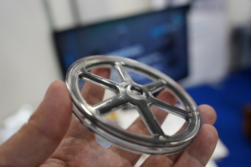 型枠をシーメットの樹脂3Dプリンターで造形し、中に東レの液体カーボン材料を流しこみ、熱処理した造形物。