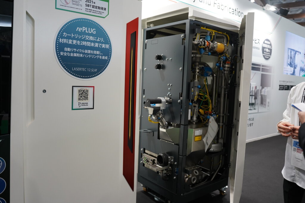 DMG森精機のPBF方式のAM造形機。
カートリッジ式で材料交換時間が2時間未満という実用性。