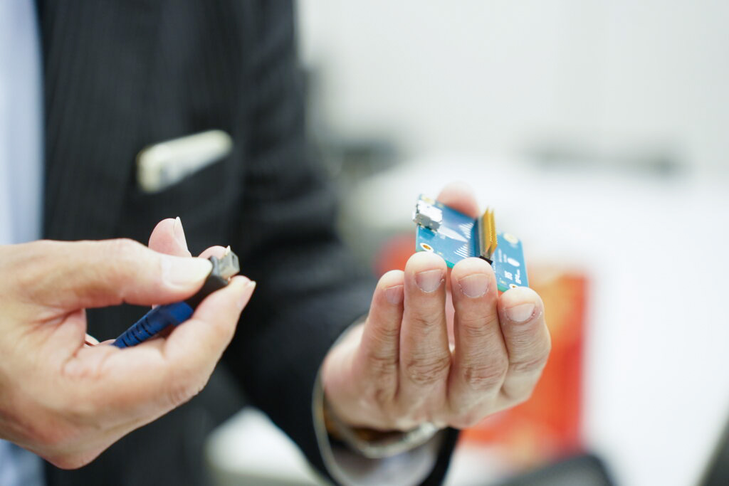 産業用のケーブル。USBケーブルに似た形状だが独自規格で、外れないようにボタンを押しながら端子に接続する仕組み
