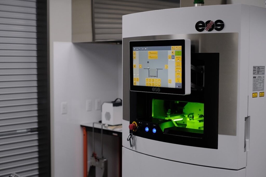 倉繁歯科技工所が導入した 金属3Dプリンター「EOS M100 Dental」