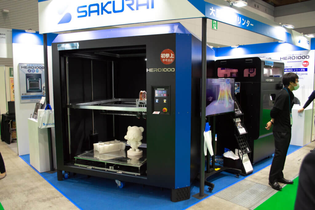 桜井製作所の大型樹脂3Dプリンター。造形領域は1000mmを誇る