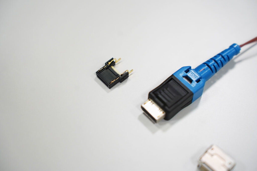 3Dプリンターで試作品を作った電子コネクタ。電子回路が無数に走る基盤とケーブルをつなぐ重要部品。