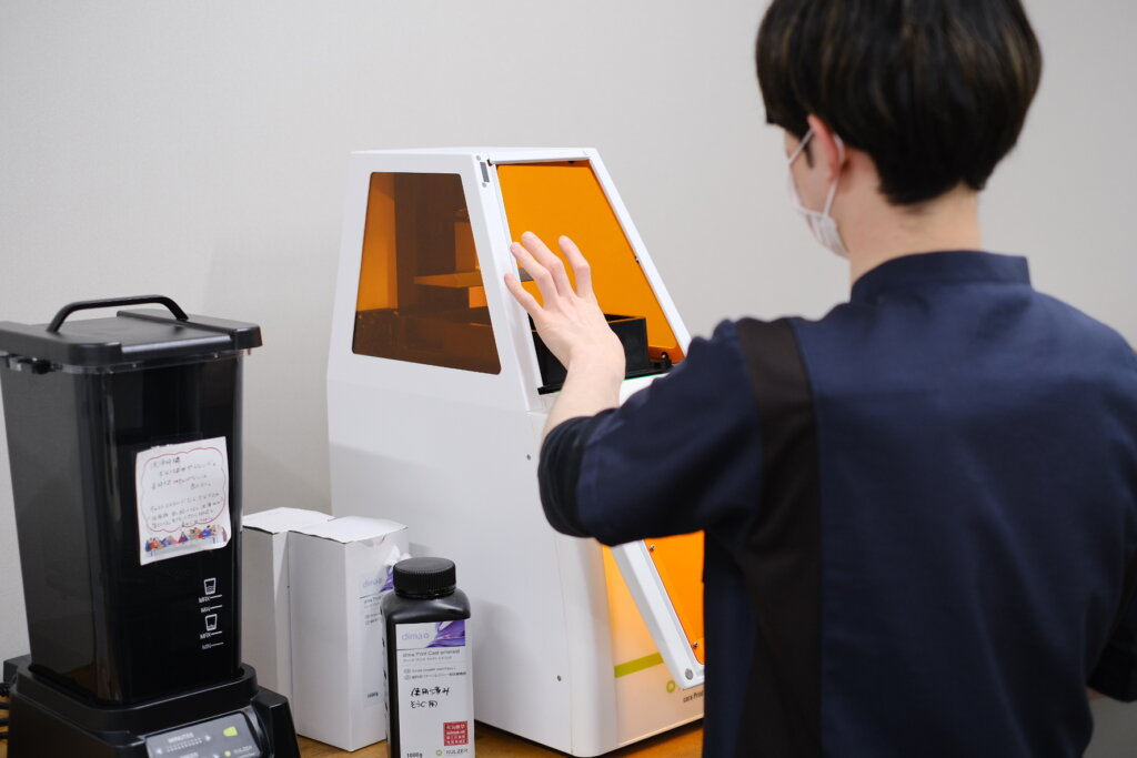 倉繁歯科技工所が導入している樹脂3Dプリンター