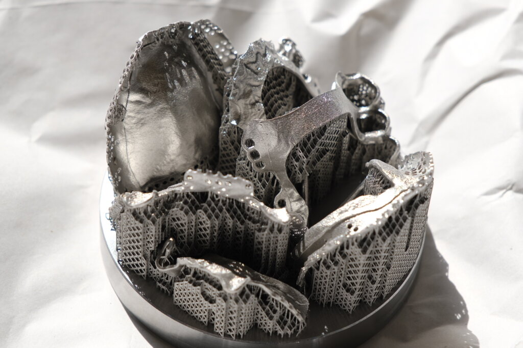 金属3Dプリンタ―で造形したサンプル