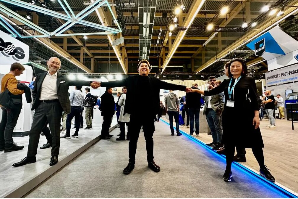左よりEOSジャパン Countory Manager 橋爪康晃氏、YOKOITO代表取締役CEO 中島佑太郎氏、DyeMansion社 Region Director APAC Jingyi Yuan-Steiner氏（Formnext 2022にて）
