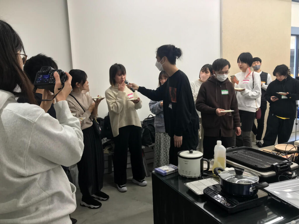参加者にライスジュレの感想を聞いている様子