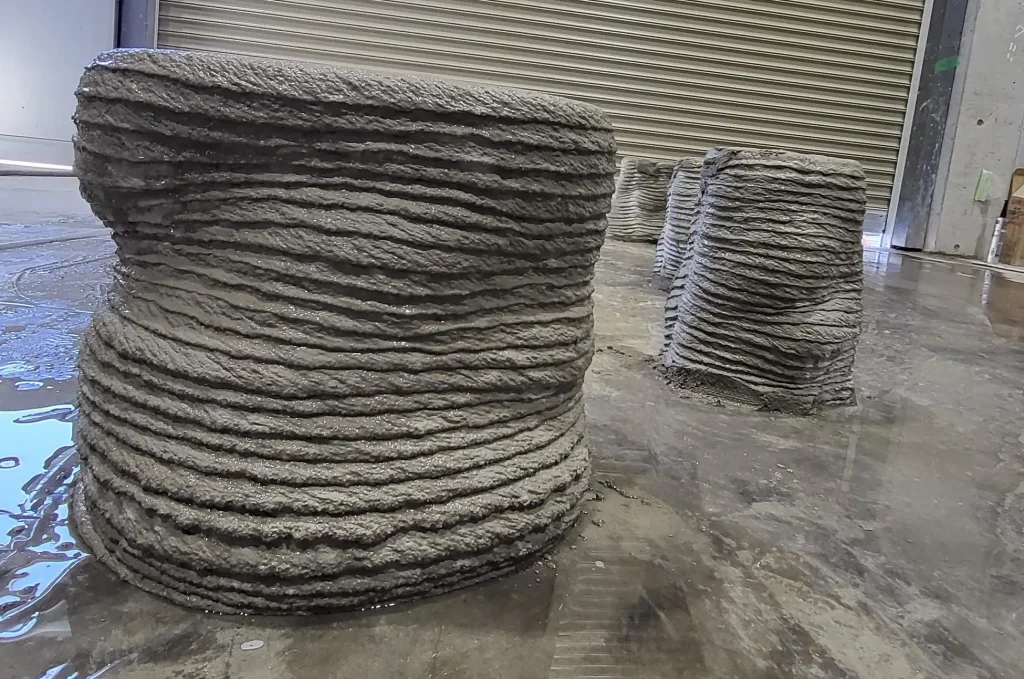 建設用3Dプリンターで造形される様子 出典:MAT一級建築士事務所