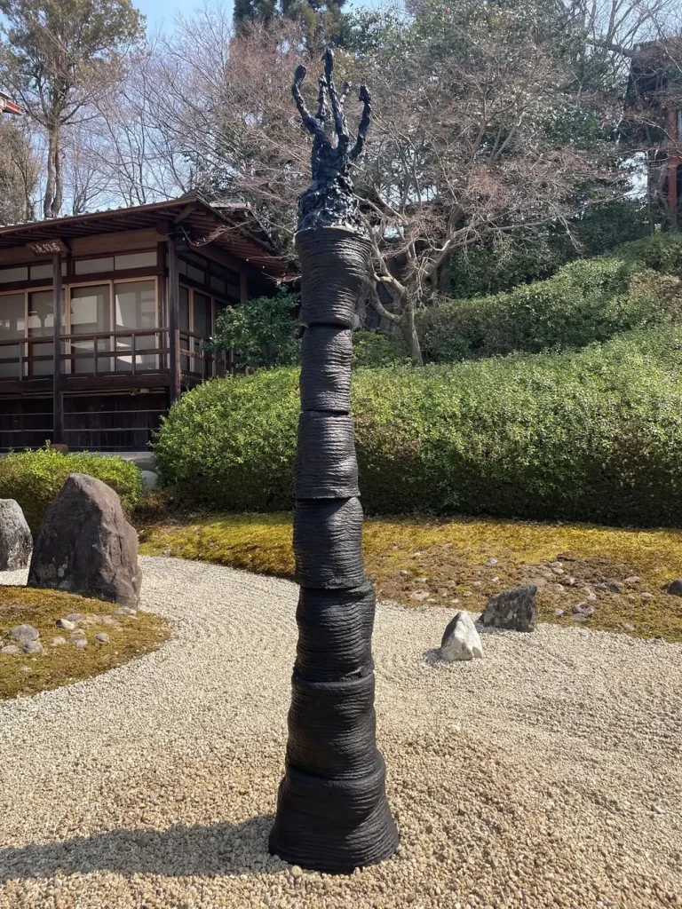 東福寺光明院の「波心庭」内に展示されているアート作品 出典: MAT一級建築士事務所