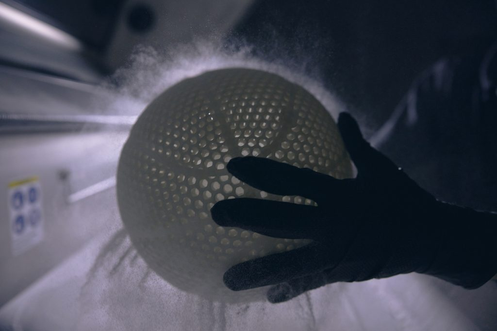 SLS-3Dプリンターで造形されたWilson-Airless-Prototype／出典：Wilson-Sporting-Goods社