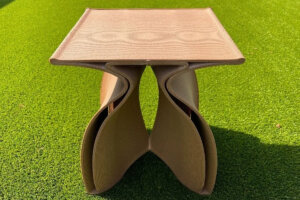 大型3Dプリンターで造形されたイス／出典：前田技研社
