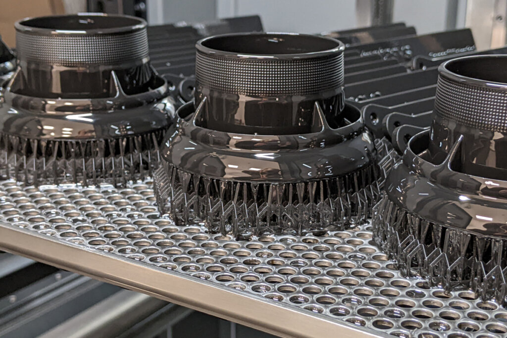ストラタシスのNeo450 3Dプリンターを使用し、コベストロのSomos WaterShed Black樹脂で造形した自動車用エアベント試作(出典:ストラタシス社)